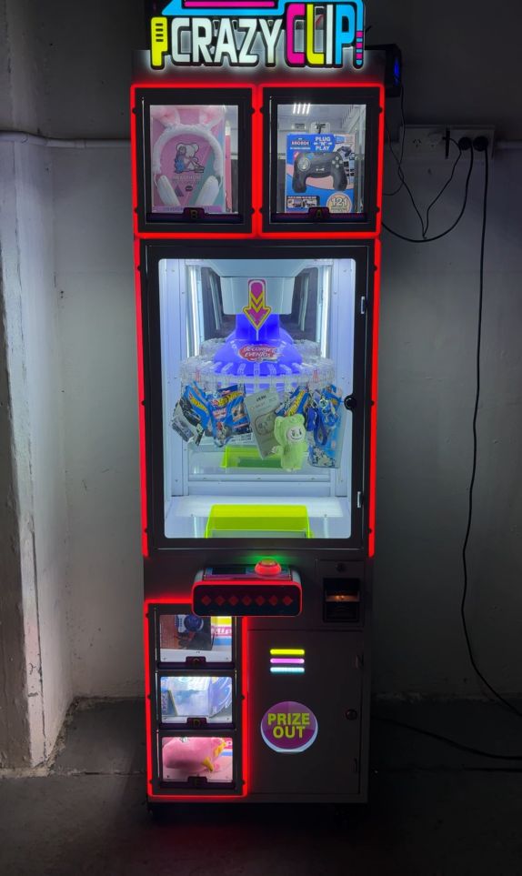 Máquina de arcade con premios y luces rojas