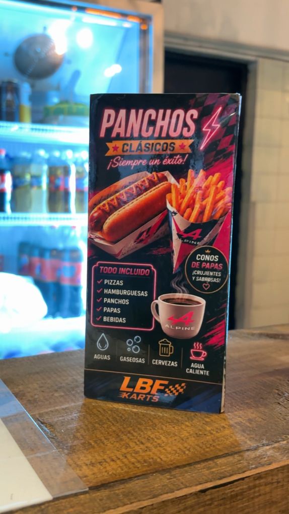 Carta del buffet con panchos, papas y bebidas