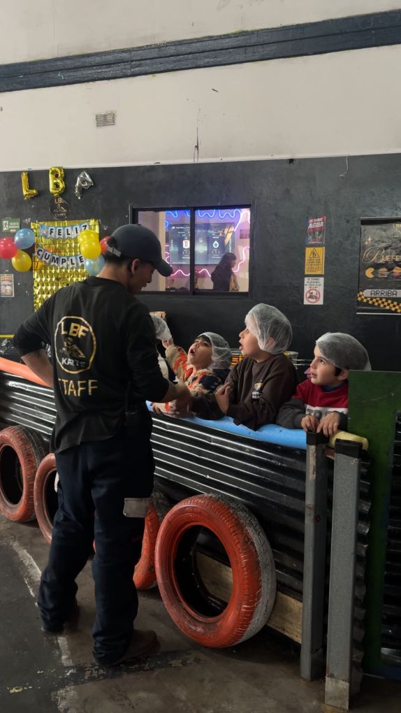 Festejo de cumpleaños en el salón de LBF Karts