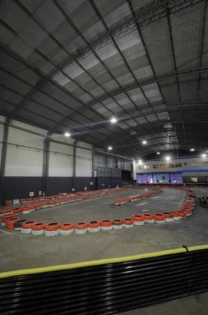Vista general del galpón de LBF Karts con la pista de karting